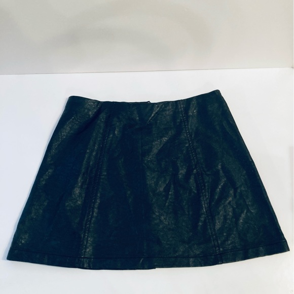 Cute Black Faux Leather Mini Skirt Size M 29W Silver Snaps Moto Chic FOREVER 21 - Picture 3 of 8